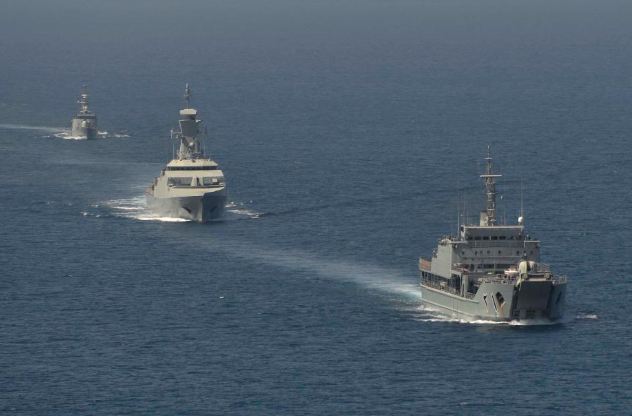 البحرية العمانية تنقذ طاقم سفينة شحن