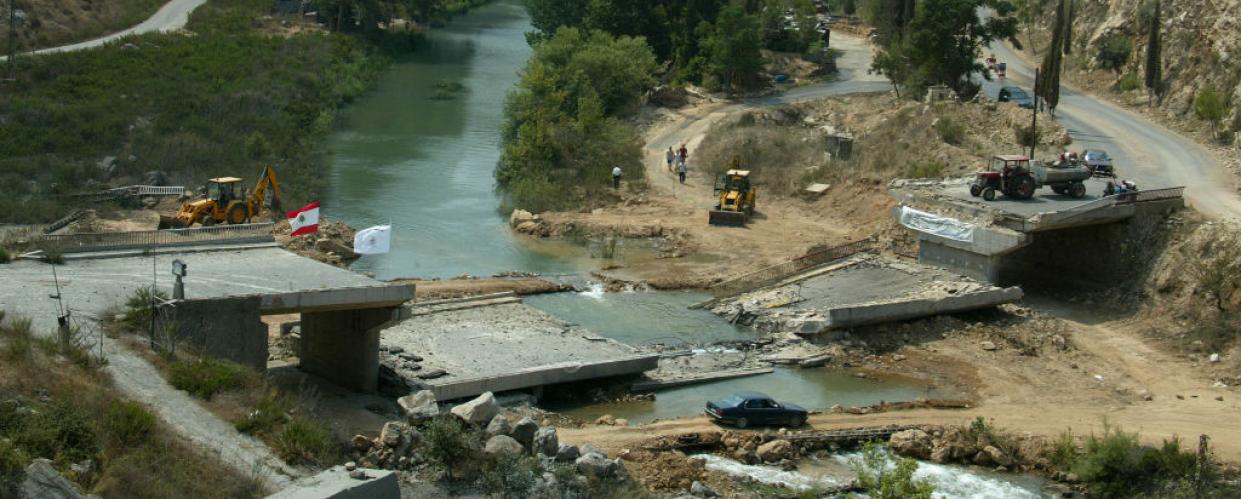 الجيش الإسرائيلي يقصف جسرا فوق نهر الليطاني في لبنان