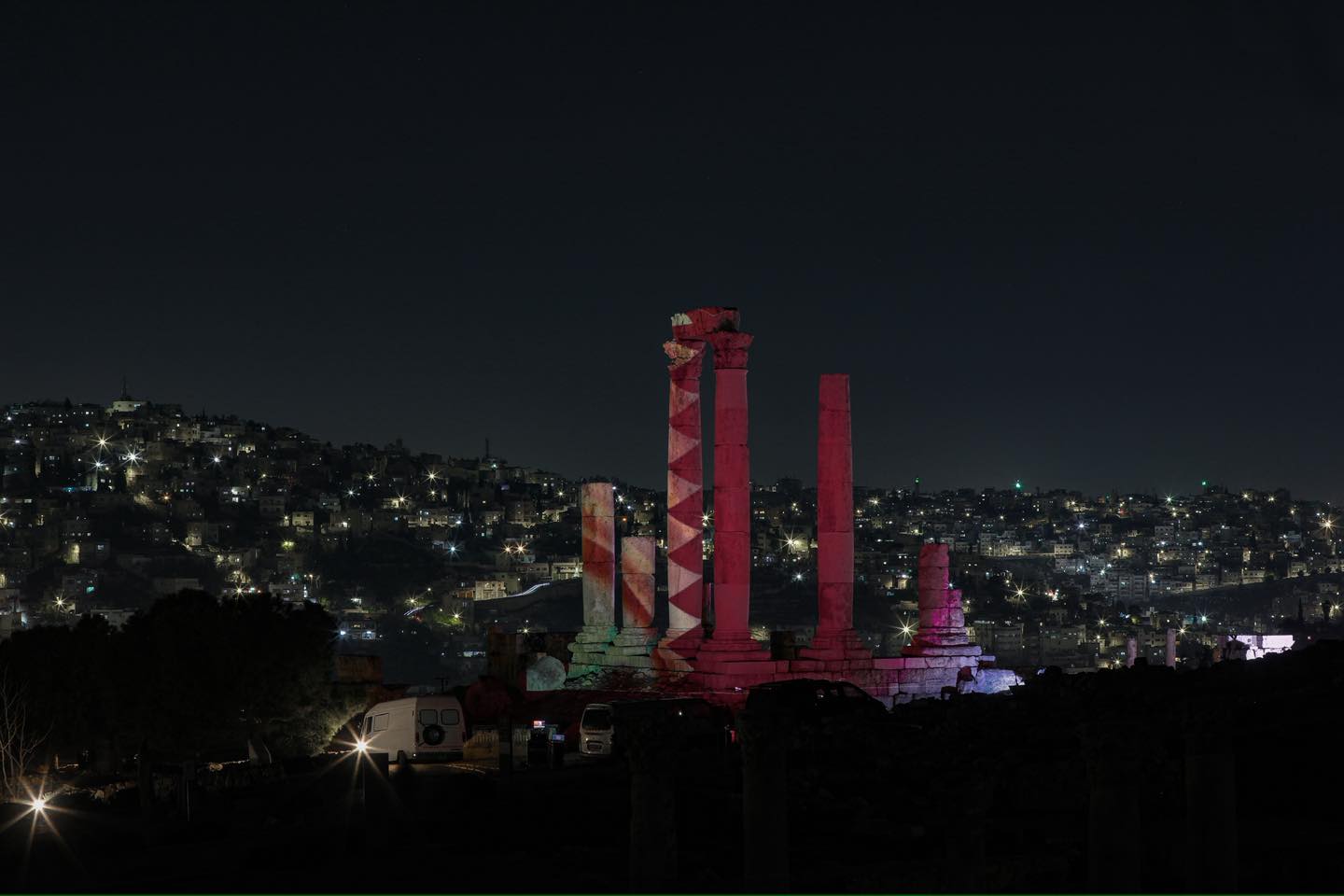 الأمانة تضيء أعمدة جبل القلعة بعلم دولة قطر