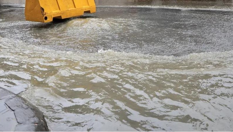 إغلاق طريق مثلث الحلسة مؤقتاً بسبب ارتفاع منسوب مياه الأمطار