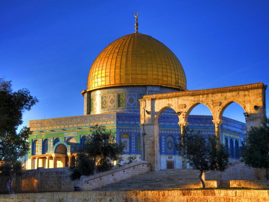 عشرات المستوطنين المتطرفين يقتحمون الأقصى واعتقال 19 فلسطينيا