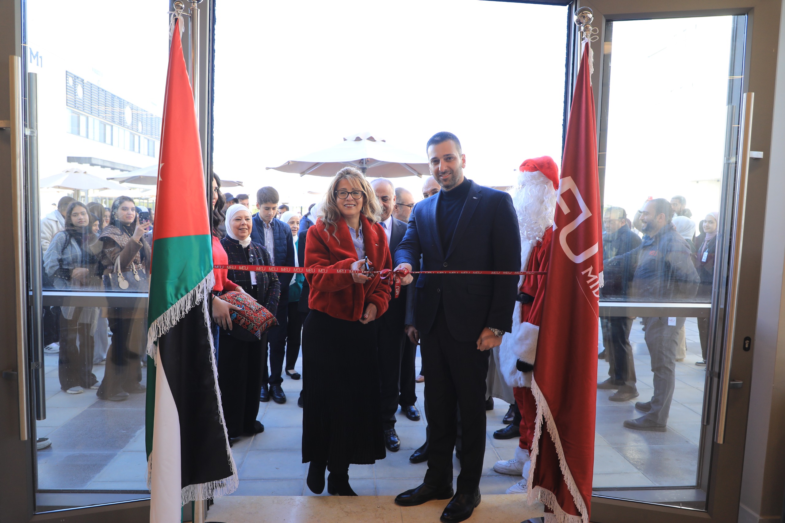 الشرق الأوسط تحتفي بإضاءة شجرة الميلاد