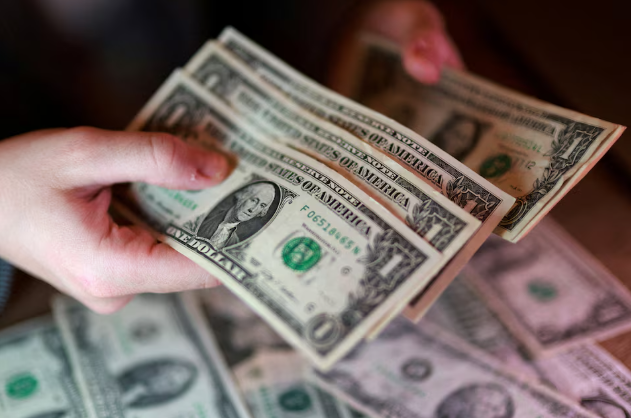 الدولار يقترب من أدنى مستوى في 10 أيام ولا متنفس للين رغم رفع الفائدة