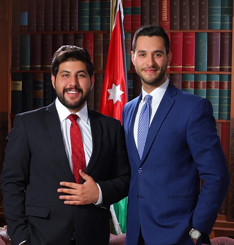 الزميل حمزة المعاني يهنئ المهندس حسين الشمري بمناسبة التخرج