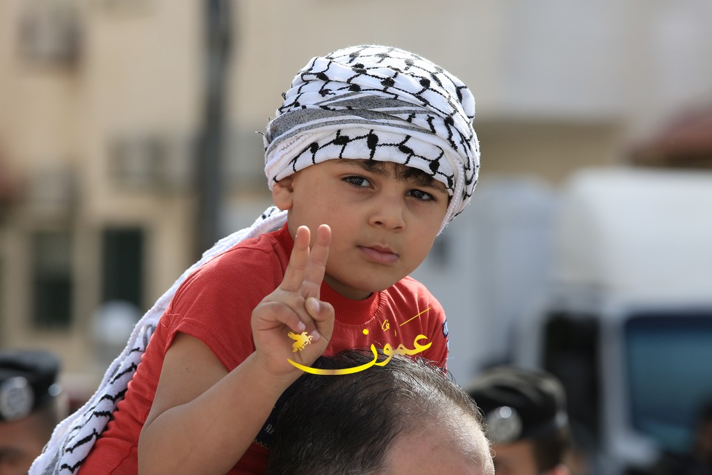 اعتصام حاشد قرب السفارة الاسرائيلية في عمان (فيديو)