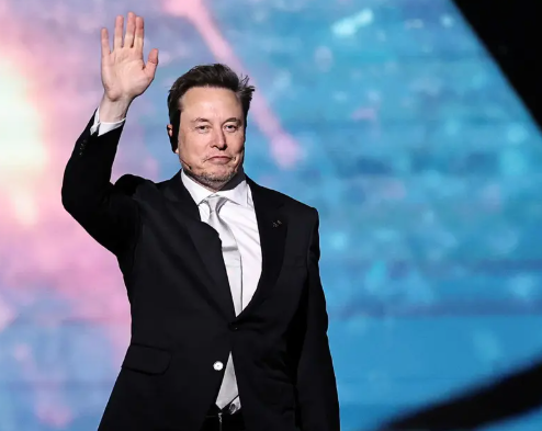 رغم ثروته الضخمة… والدة إيلون ماسك تتحدث عن نمط معيشته المتواضع