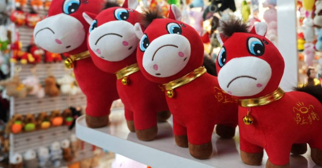 أكثر من مليار مشاهدة ..  لماذا أحب الناس دمية الحصان الباكي؟ 