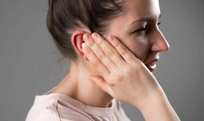 بعضها قد يفاجئك ..  10 أسباب وراء ألم الأذن