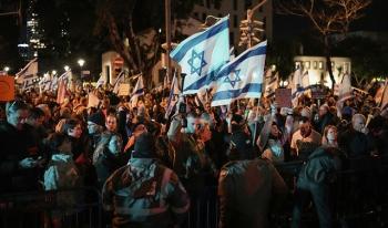 متظاهرون في تل أبيب يغلقون طرقا ويطالبون برحيل نتنياهو