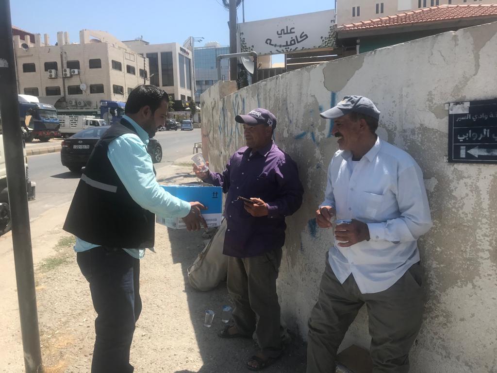 تفتيش عمان الأولى توزع الماء على العمال