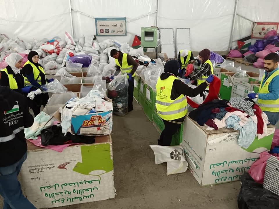 فرق شباب كلنا الأردن بالميدان مع بنك الملابس الخيري ..  تطوع وعطاء