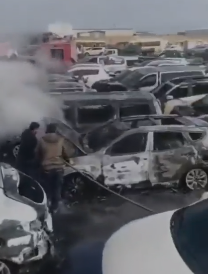 حريق جراء سقوط شظية يأتي على سيارات في معبر نصيب الحدود