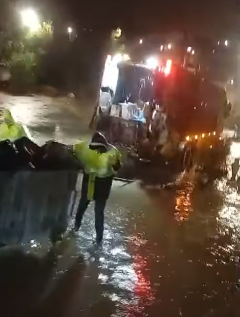 سيول وتجمع أتربة وحصى على طرق رئيسة في الطفيلة 