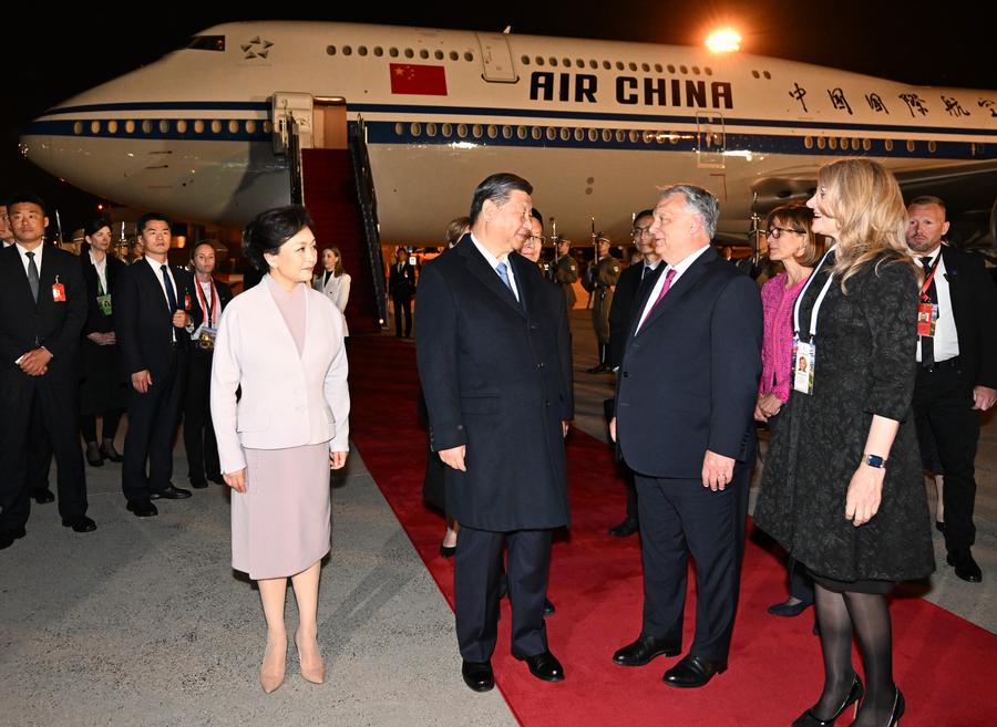 لقاء غير متوقع يضفي حميمية على زيارة الرئيس الصيني إلى المجر