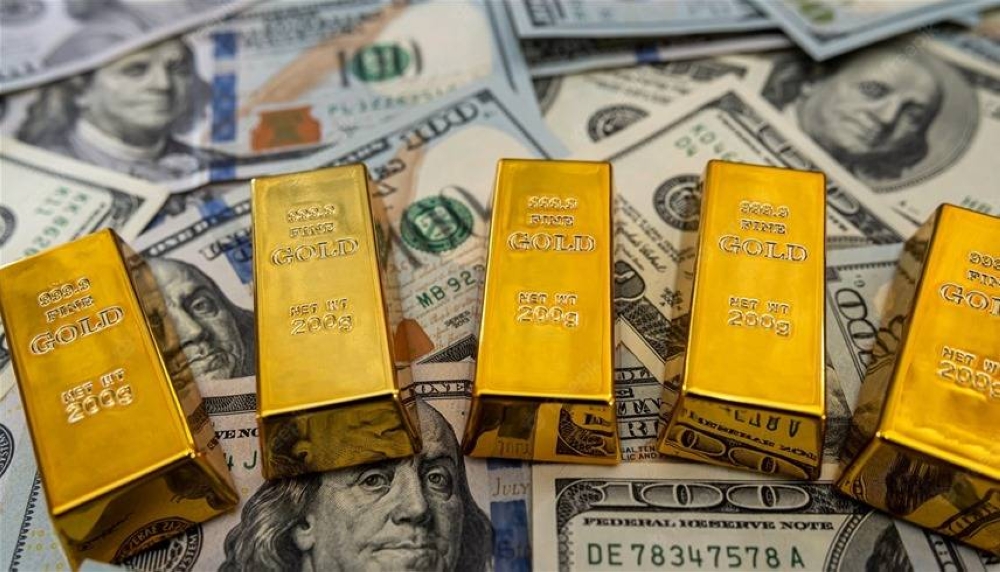الذهب يتراجع عن مستوى قياسي مع صعود الدولار