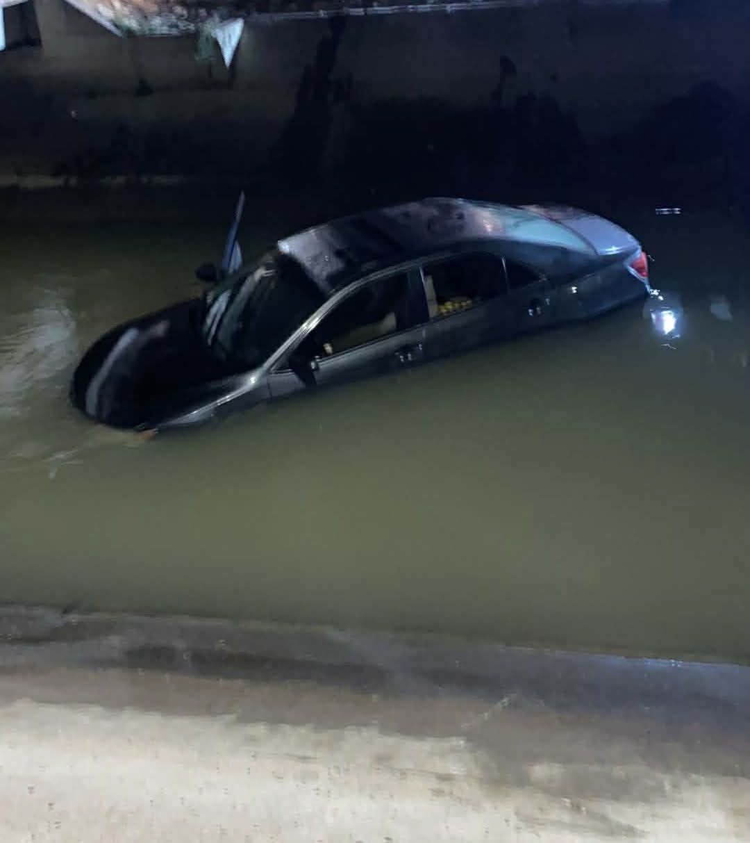 انتشال 4 أشخاص سقطت مركبتهم في قناة الملك عبدالله 