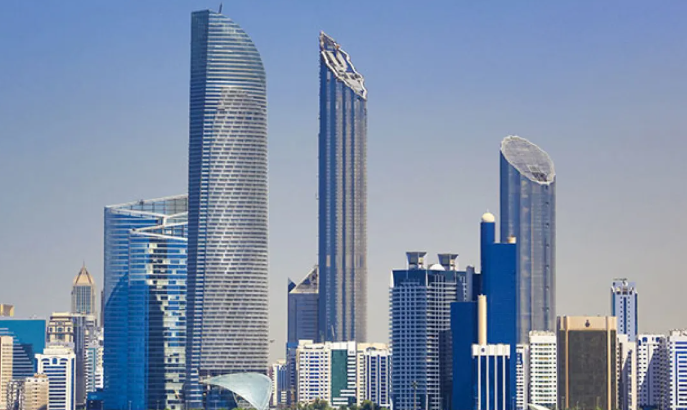 6 إصابات بسقوط شظايا في أبو ظبي 