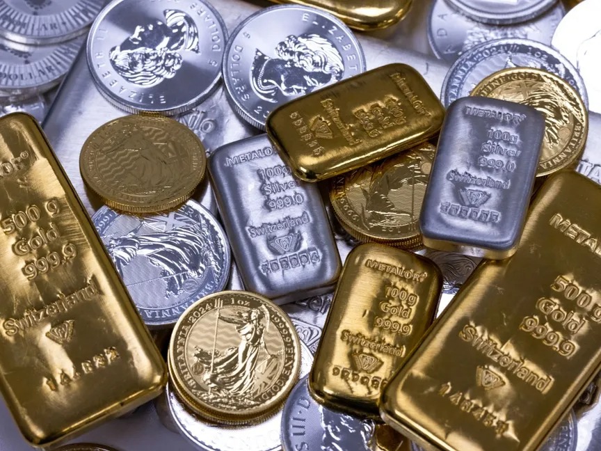 الذهب يهبط أكثر من 3% والفضة 5% وسط تقلبات الأسواق