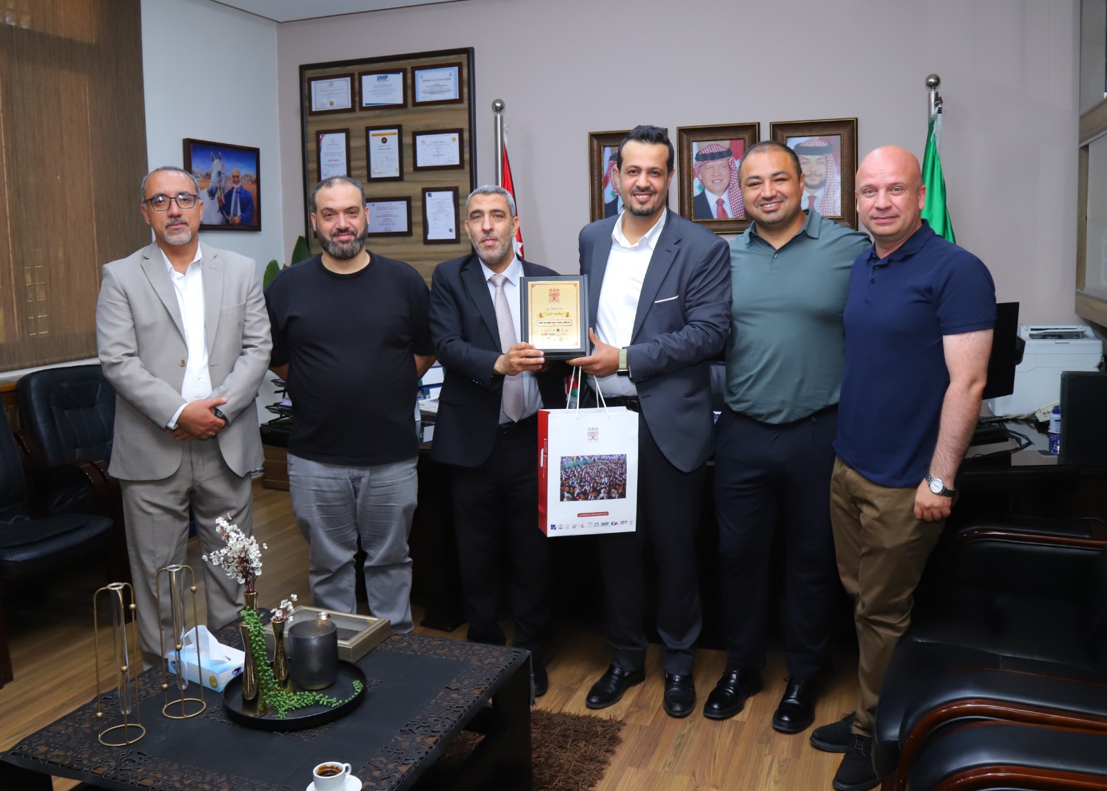 جامعة البترا تكرم خريجها الدكتور محمد العجارمة تقديرًا لإسهاماته الوطنية