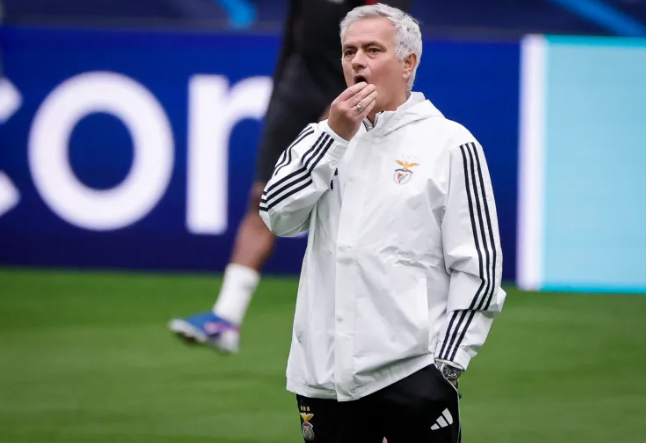 مورينيو يوقع عقدًا لتدريب ريال مدريد 