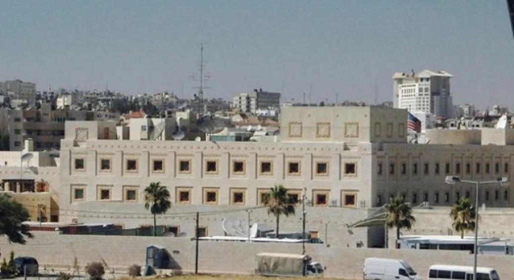 السفارة الأمريكية تنكّس علمها حداداً على ضحايا هجوم الكرك الإرهابي