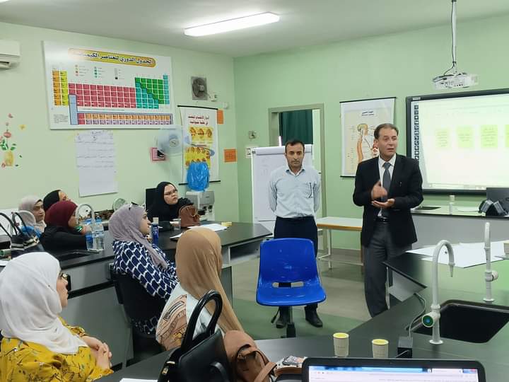بني يونس يتابع سير البرنامج التدريبي إعداد معلم ومدقق للتعليم المهني والتقني