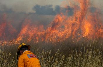 أستراليا تحث مئات الأشخاص على إخلاء مناطقهم بسبب حريق
