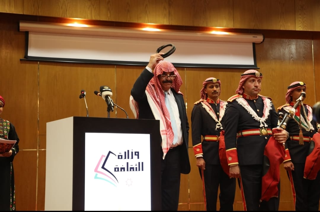 العدوان يرفع عقاله تحية لشهداء الكرامة