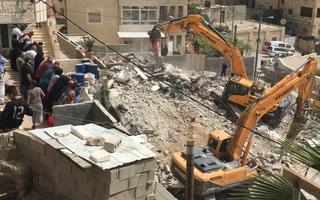 اسرائيل تهدم بناية سكنية مأهولة من ثلاث طوابق ببيت لحم