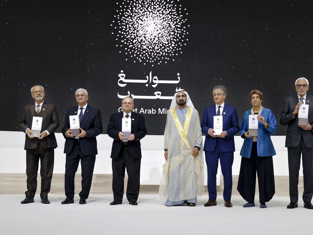 الشيخ محمد بن راشد يكرّم الفائزين بجائزة نوابغ العرب في متحف المستقبل