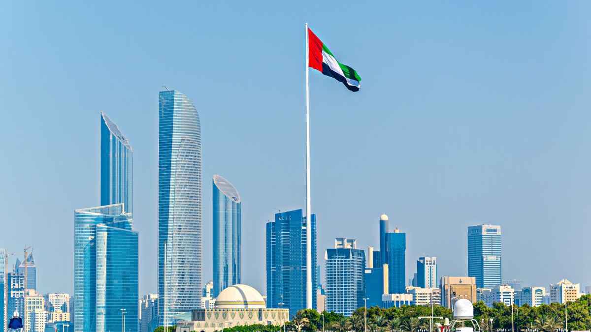 أبو ظبي: مقتل شخصين وإصابة 3 بشظايا اعتراض صاروخ باليستي