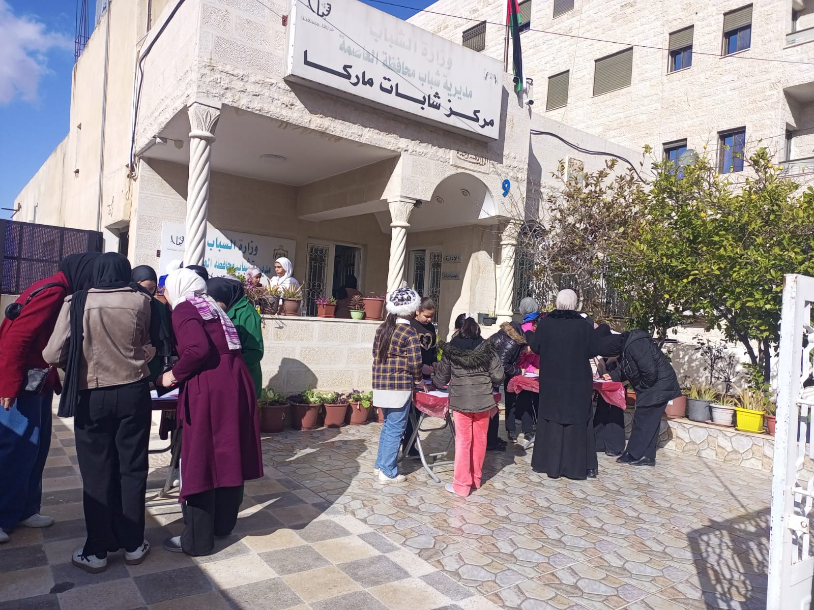 ورشة تدريبية بفن الزخرفة في مركز شابات ماركا