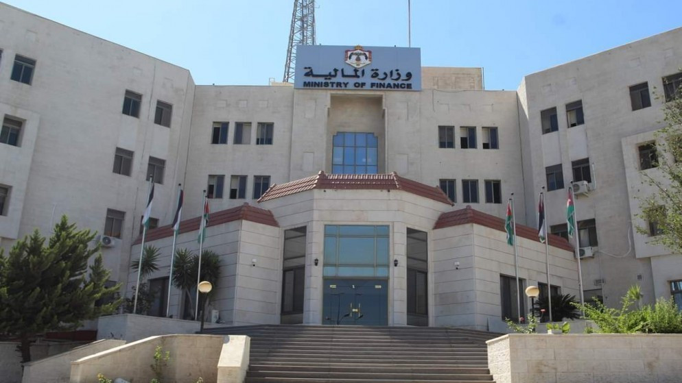 وزير المالية يلتقي السفير السعودي لدى المملكة