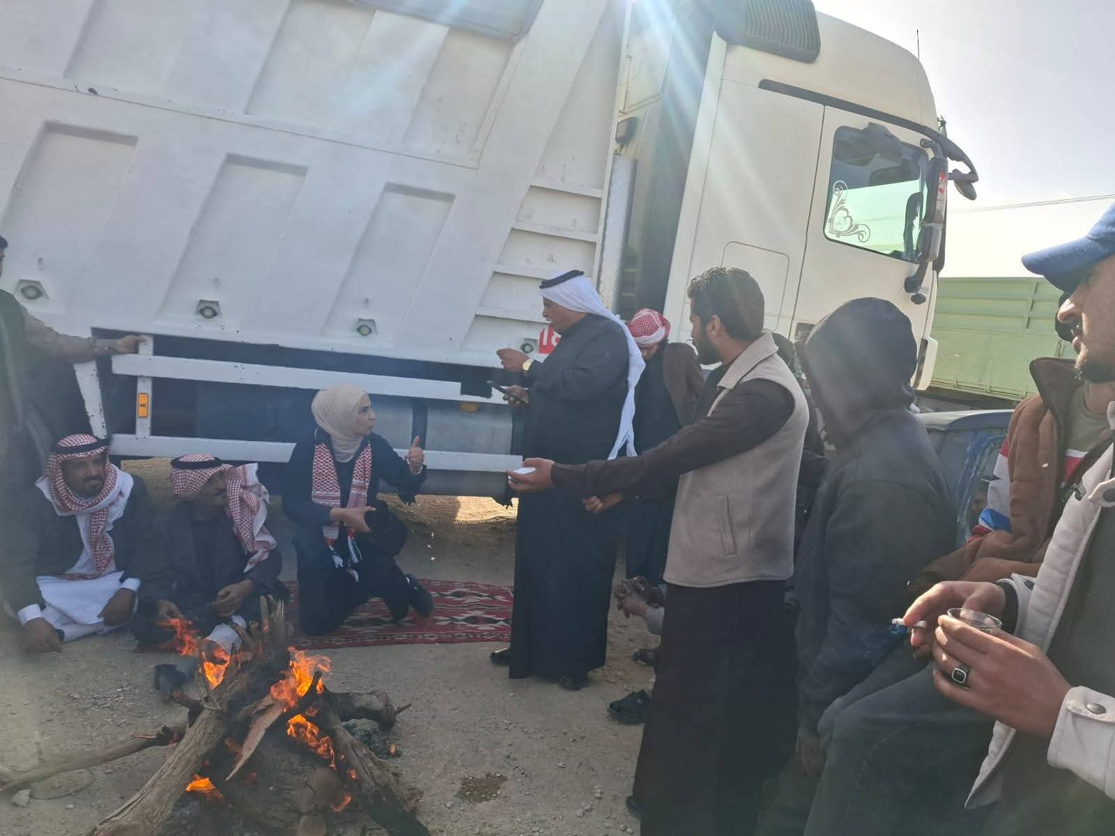 النائب الحجايا تتابع اعتصام سائقي الشاحنات في الحسا