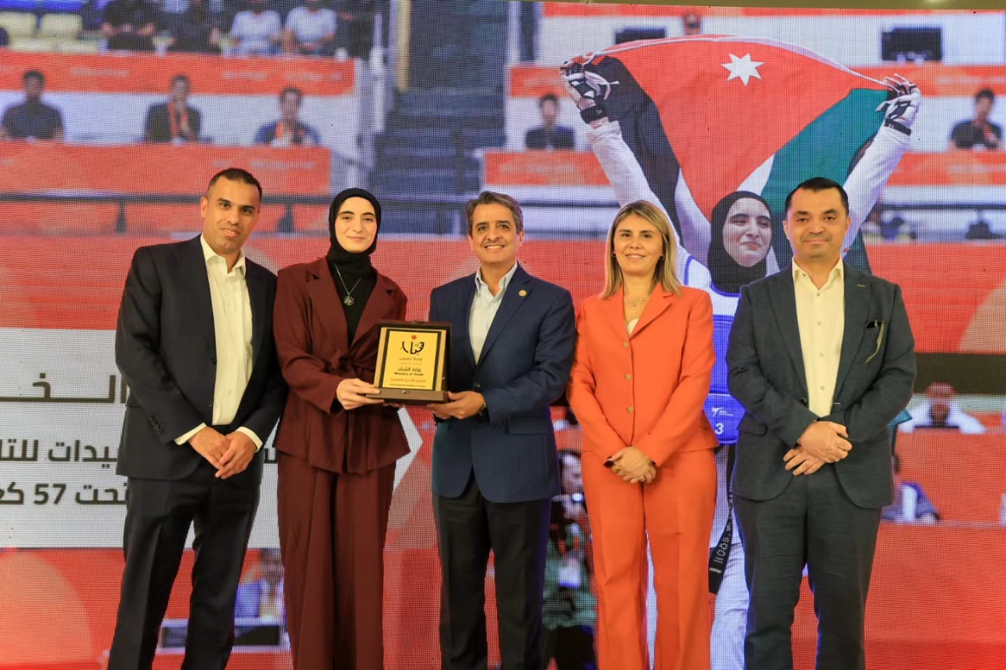 العدوان يكرّم بطلة العالم للتايكواندو النشمية فاديا الخرفان