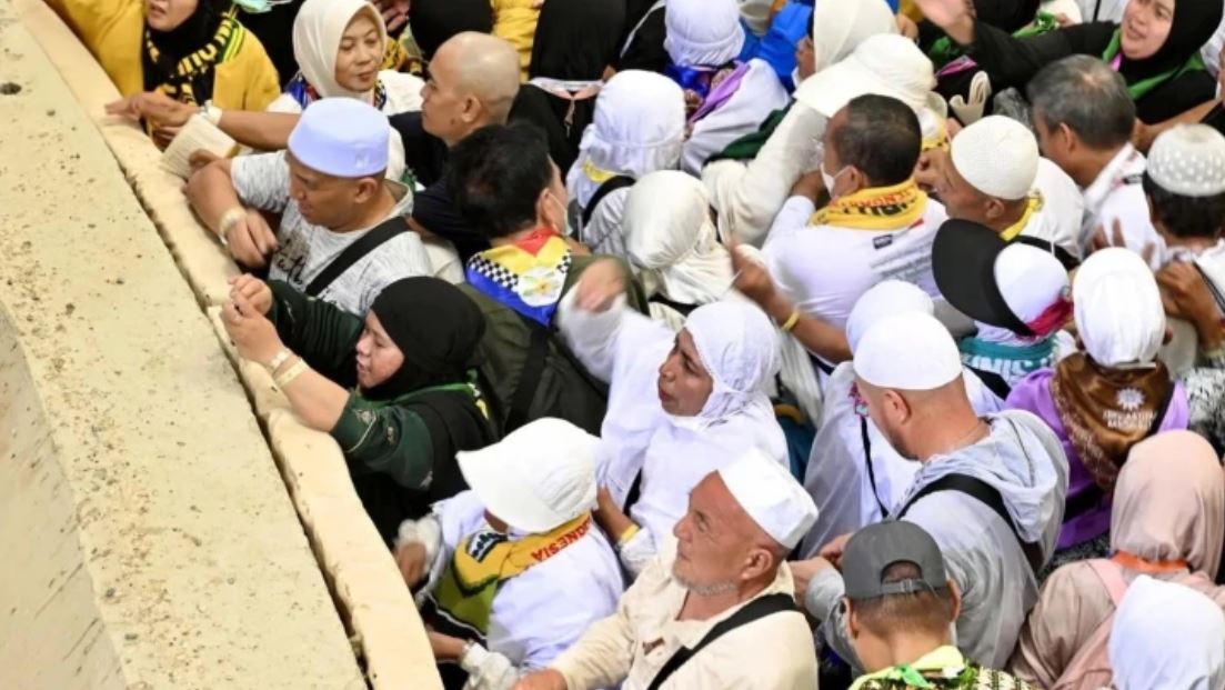 الحجاج يواصلون رمي الجمرات في آخر أيام التشريق