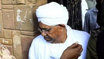 نقل الرئيس السوداني المعزول من محبسه للمستشفى