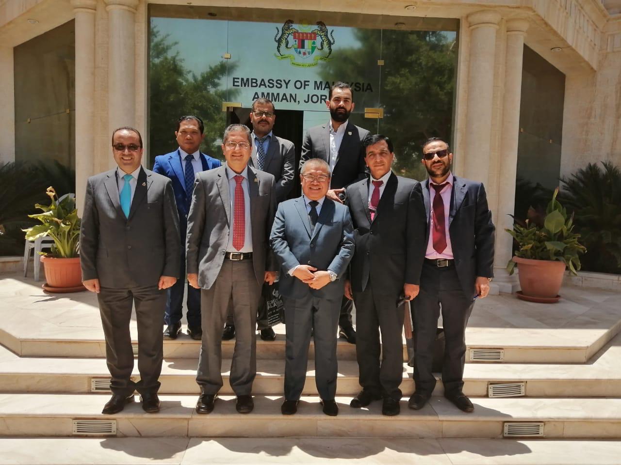 وفد من خريجي الجامعات الماليزية يلتقي السفير الماليزي