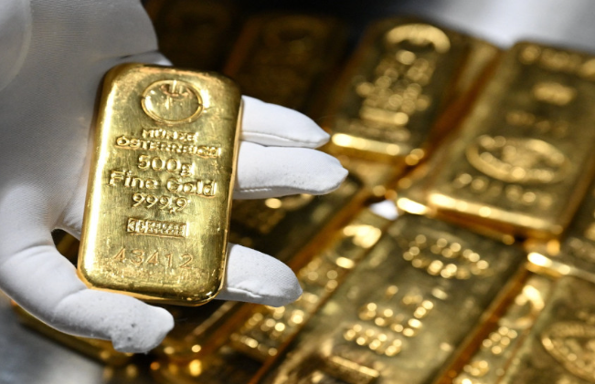 الذهب ينخفض مع تبدد الآمال في خفض الفائدة 