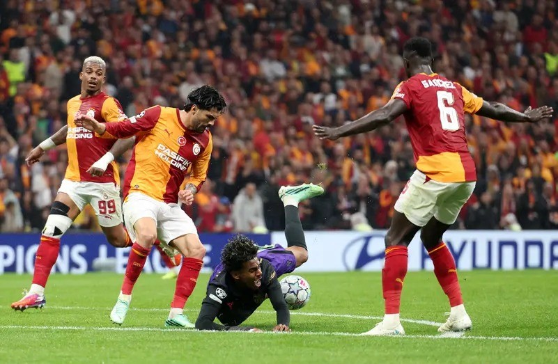 برشلونة يعاقب غلطة سراي برباعية في دوري أبطال أوروبا