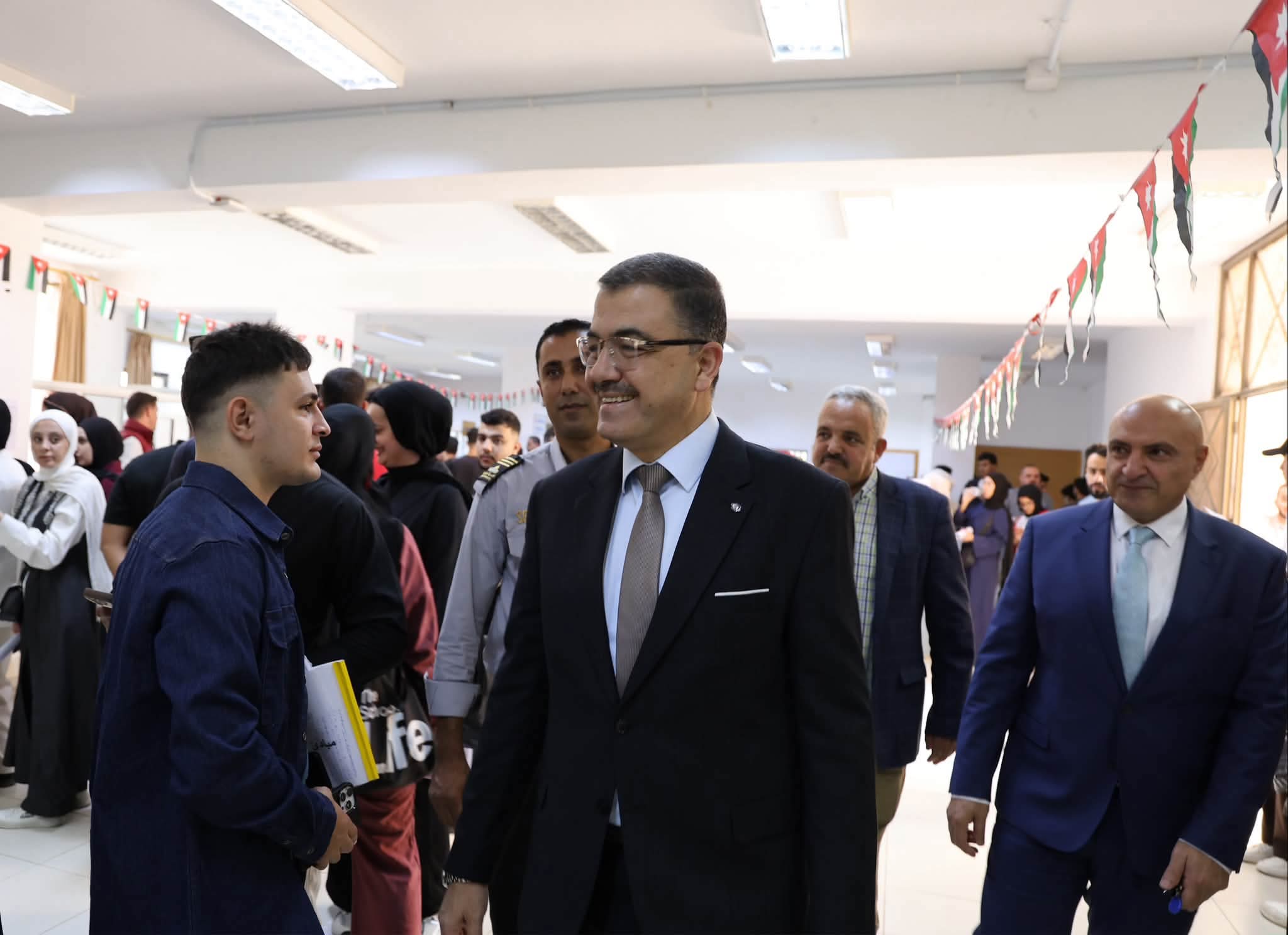 الهناندة يتفقد دائرتي القبول والتسجيل والمالية للاطلاع على الخدمات المقدمة للطلبة مع انطلاق العام الدراسي 2026/2027