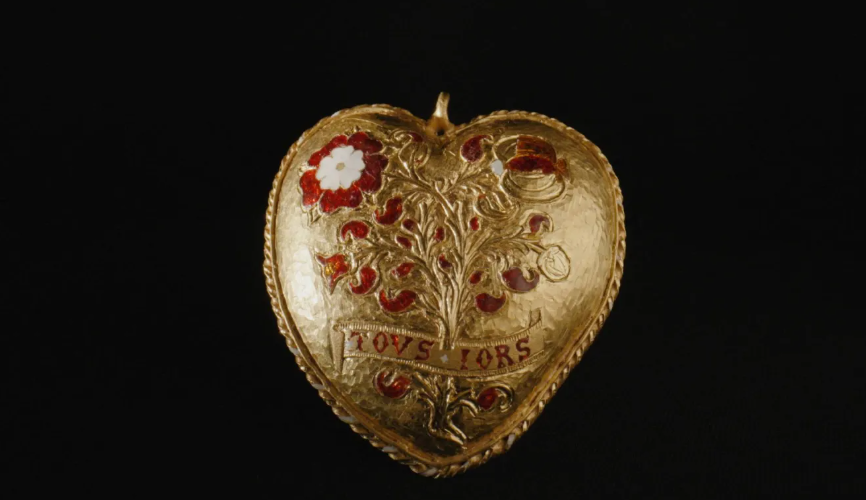 المتحف البريطاني ينجح في بقاء قلادة ذهبية للملك هنري الثامن 