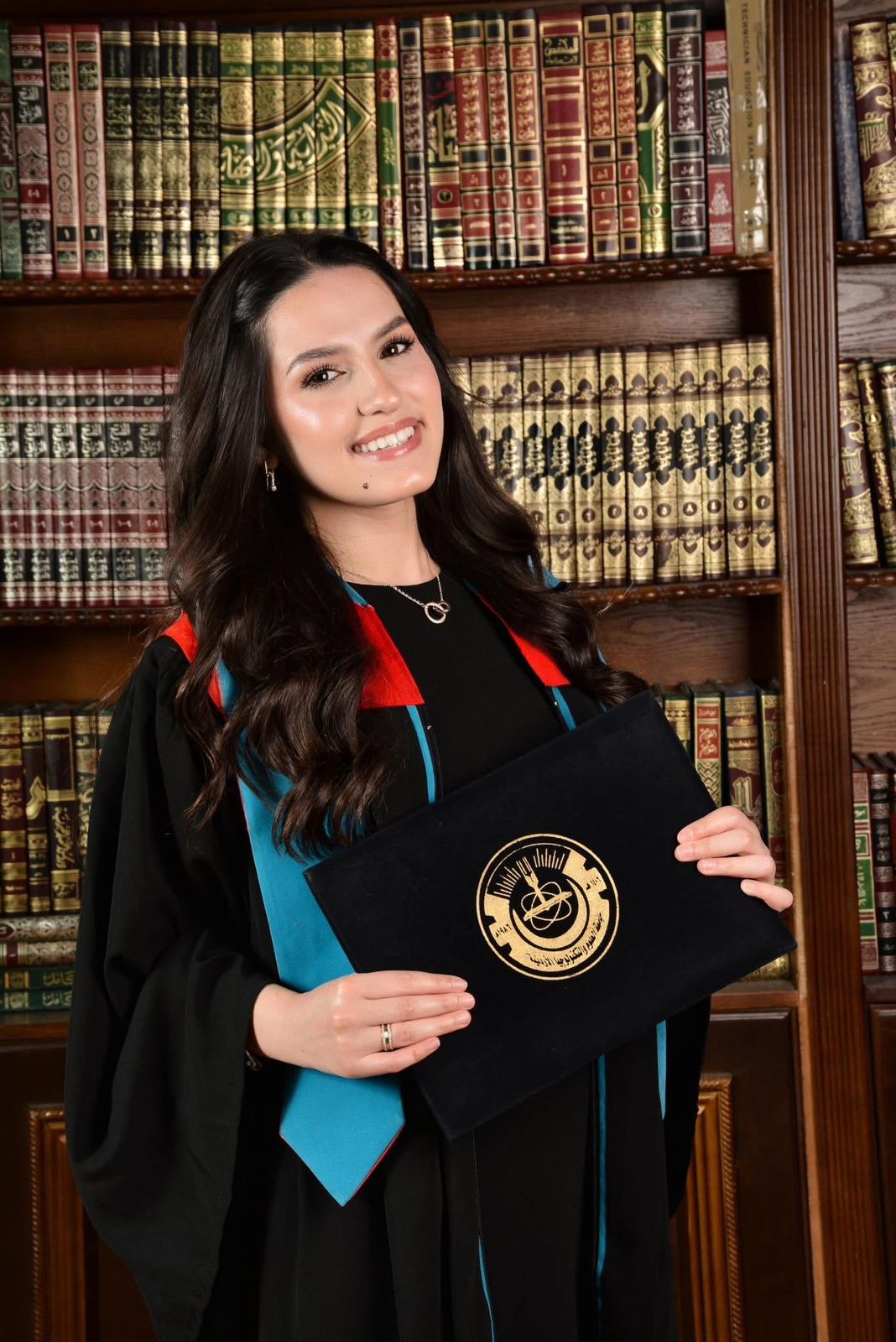 القبلان وزوجته النائب الجراح يهنئان ابنتهم الدكتورة لين 