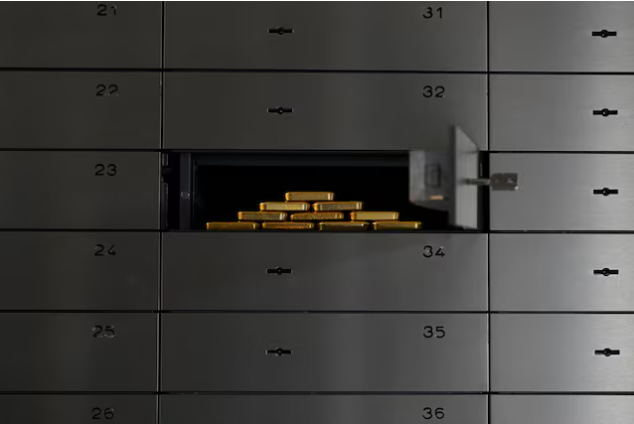 الذهب يهبط مع صعود النفط والدولار 