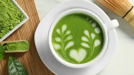 فوائد مضاعفة ..  ماذا يحدث عند مزج الشاي الأخضر مع الماتشا؟
