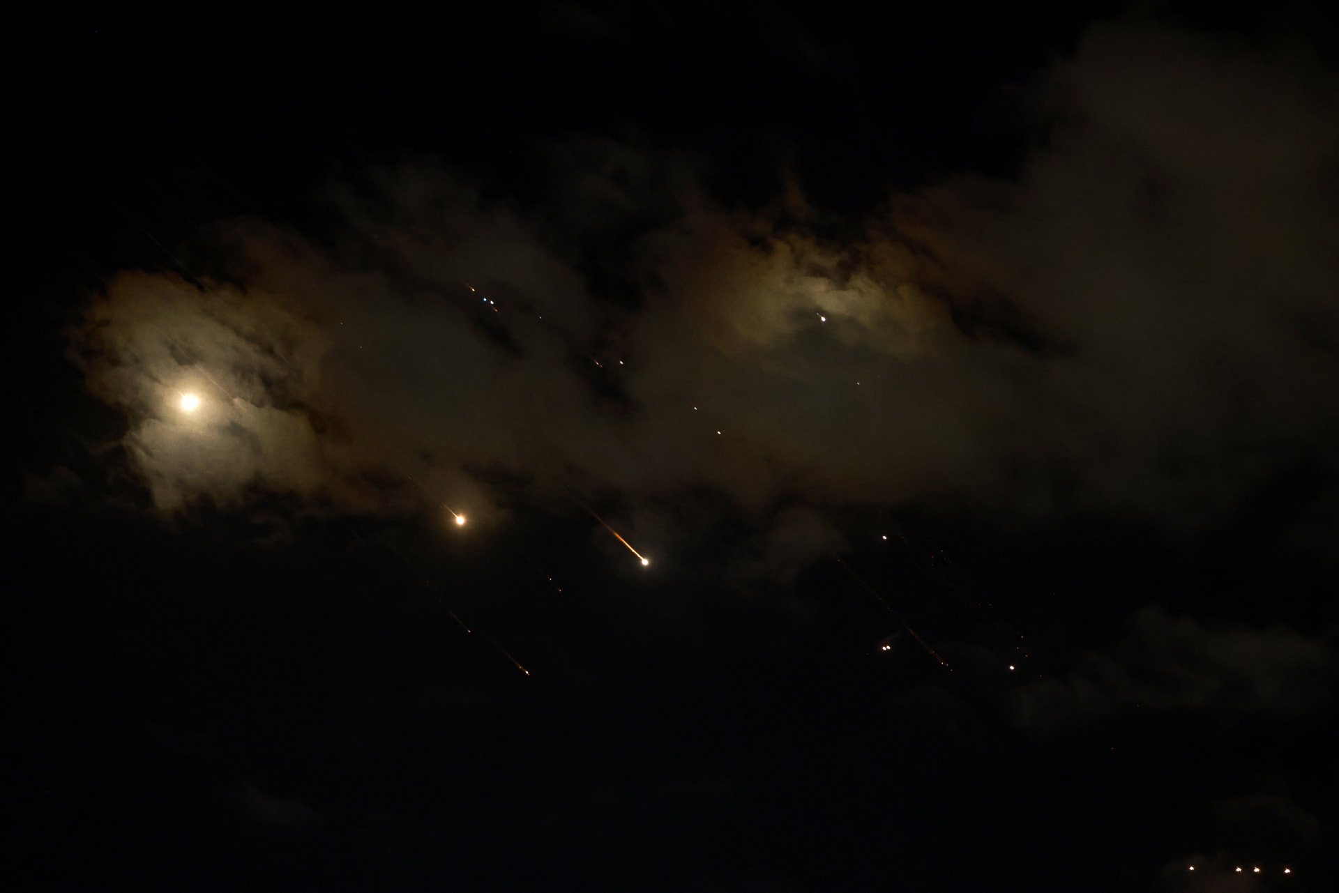 إعلام إسرائيلي: إيران تستعد لتصعيد إطلاق الصواريخ بشكل كبير