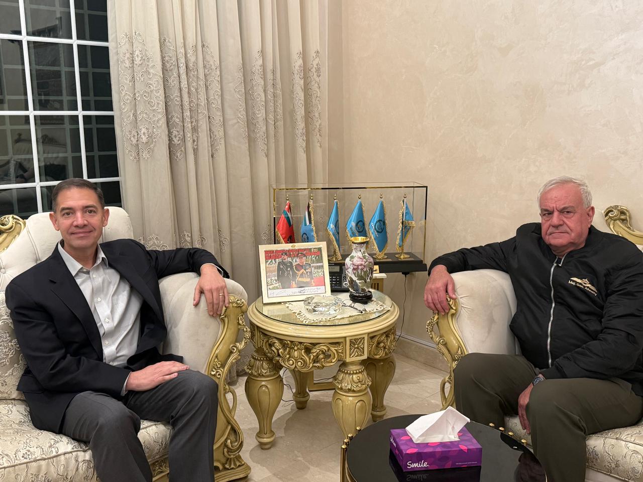 الحنيطي يبحث مع قائد المركزية الأمريكية تعزيز القدرات الدفاعية 