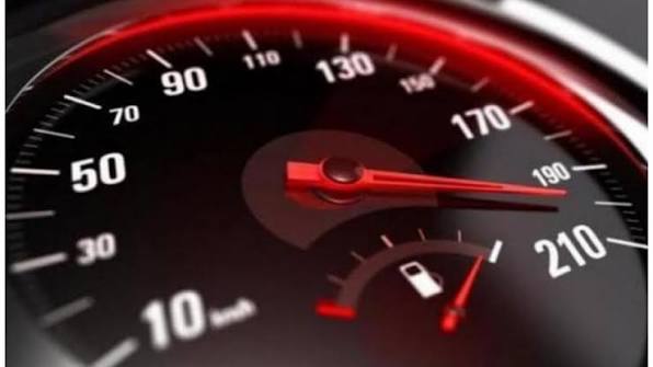 ضبط مركبة تسير بسرعة 210 كم/ساعة على طريق الأزرق
