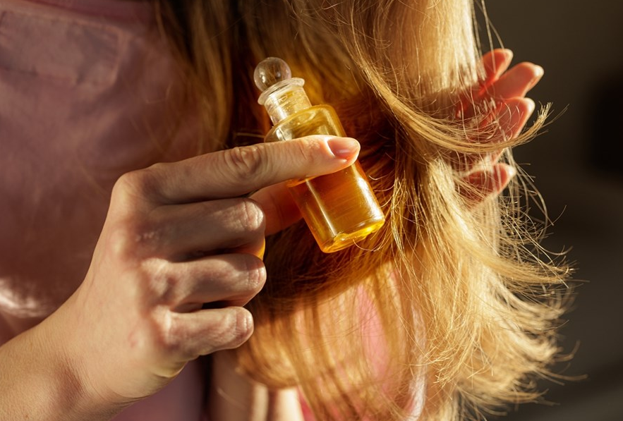 بعد انتهاء الطقس البارد ..  كيف تُعدّين حيوية شعركِ لاستقبال الصيف؟