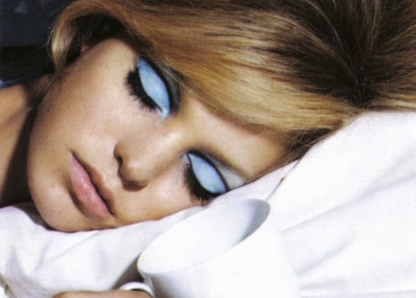 تحذير ..  لا تنامي بالمكياج !